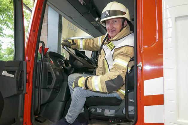 CNTV KRUEGER- Mike Krueger Schauspieler Feuerwehr Montur Schutzhelm als Fahrer zu Gast als Unterstuetzer der Kampagne Respekt fuer Retter mit der Freiwilligen Feuerwehr Bargfeld-Stegen in der Feuerwehr Wache am 11.05.2026 in Bargfeld-Stegen Gemeinde im Kreis Stormarn in Schleswig-Holstein Schleswig-Holstein Deutschland