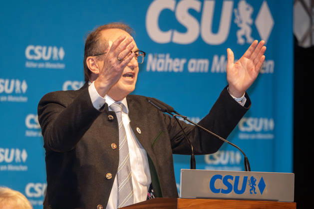 Alexander Dobrindt, CSU, Bundesinnenminister, Rede bei CSU-Veranstaltung im vollbesetzten Bierzelt, Truderinger Festwoche, bayerisches Volksfest, München, 11. Mai 2026 Deutschland, München, 11. Mai 2026, Alexander Dobrindt, 55, CSU, Bundesinnenminister, Rede bei CSU-Veranstaltung im vollbesetzten Bierzelt, im Rahmen der Truderinger Festwoche, traditionelles bayerisches Volksfest im Münchner Stadtteil Trudering, Montagabend, Politik, Politiker, Bayern,