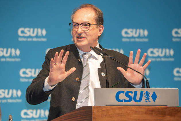 Alexander Dobrindt, CSU, Bundesinnenminister, Rede bei CSU-Veranstaltung im vollbesetzten Bierzelt, Truderinger Festwoche, bayerisches Volksfest, München, 11. Mai 2026 Deutschland, München, 11. Mai 2026, Alexander Dobrindt, 55, CSU, Bundesinnenminister, Rede bei CSU-Veranstaltung im vollbesetzten Bierzelt, Truderinger Festwoche, traditionelles bayerisches Volksfest im Münchner Stadtteil Trudering, Montagabend, Politik, Politiker, Bayern,