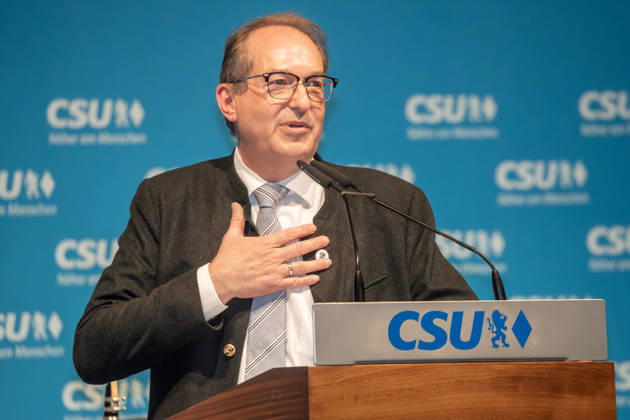 Alexander Dobrindt, CSU, Bundesinnenminister, Rede bei CSU-Veranstaltung im vollbesetzten Bierzelt, Truderinger Festwoche, bayerisches Volksfest, München, 11. Mai 2026 Deutschland, München, 11. Mai 2026, Alexander Dobrindt, 55, CSU, Bundesinnenminister, Rede bei CSU-Veranstaltung im vollbesetzten Bierzelt, Truderinger Festwoche, traditionelles bayerisches Volksfest im Münchner Stadtteil Trudering, Montagabend, Politik, Politiker, Bayern,