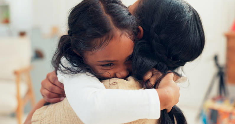 Psychologist, child and hug with therapy for mental health in clinic with communication, discussion and happy. Therapist, girl and consultation with embrace, listening and treatment in office. (License=RF) ,model released, Symbolfoto  Copyright: xZoonar.com KasperxRavlox 21957019 ,model released, Symbolfoto ,property released