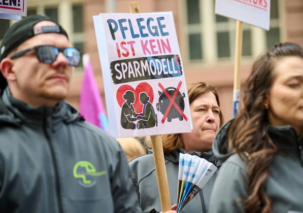 Pflegekraefte draengen am Dienstag (12.05.2026) vor dem Bundesgesundheitsministerium in Berlin auf Umsetzung der Pflegereform. Die Pflege steht bundesweit unter Druck. Die angekuendigte Reform laesst weiter auf sich warten, die Ankuendigung kurzfristiger Sparmassnahmen verunsichert eine ganze Branche. Zum Internationalen Tag der Pflege am 12. Mai machen Pflegekraefte, Verbaende und pflegende Angehoerige auf Einladung der Diakonie in Berlin verbaende- und traegeruebergreifend oeffentlich auf die zugespitzte Lage aufmerksam. EDITORIAL USE ONLY