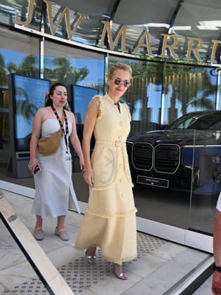 IPA84594805 - Cannes, 79th Cannes Film Festival 2026, arrivi e uscite vip Nella foto: Gillian Anderson esce dal Marriott Hotel  Copyright: xManuelexMangiarottix xPoolxPhotoxEventsx07x 84594805
