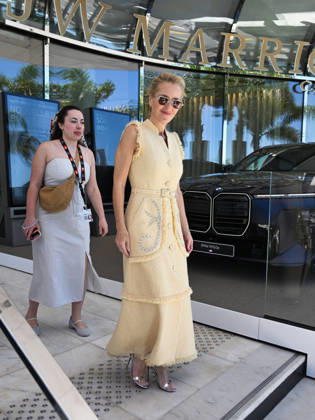 IPA84594804 - Cannes, 79th Cannes Film Festival 2026, arrivi e uscite vip Nella foto: Gillian Anderson esce dal Marriott Hotel  Copyright: xManuelexMangiarottix xPoolxPhotoxEventsx07x 84594804
