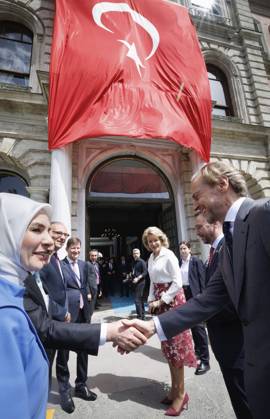Queen Mathilde Attends 2026 Turkey Economic Mission ISTANBUL, TURKEY - MAY 12: Maxime Prevot (Les Engages), Deputy Prime Minister and Minister of Foreign Affairs foreign of Federal Government, Pierre-Yves Jeholet (MR), Vice-Chairman and Walloon Minister for the Economy, Industry, the Digital Economy, Employment and Training and Queen Mathilde of Belgium pictured during a visit to Istanbul University as part of the Belgian economic mission to the Republic of Turkey, on May 12, 2026 in Istanbul, Turkey, 12 05 2026 (Photo: Benoit Doppagne Pool Photonews) Istanbul Turkey Copyright: xBenoitxDoppagnex