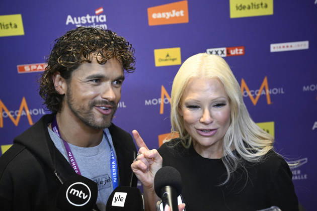 LKS 20260512 Finland s entry to the Eurovision Song Contest 2026, Pete Parkkonen (left) and Linda Lampenius during a press conference ahead of the first semifinal in Vienna, Austria on Monday, 12th of May, 2026. - HEIKKI SAUKKOMAA Wien Austria  Copyright: xHeikkixSaukkomaax BEc-UcNHO2A