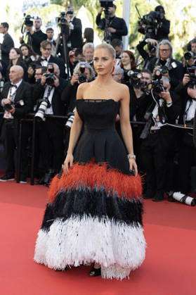 Caroline Daur Montée des marches du film La vénus électrique pour la cérémonie douverture du 79ème Festival International du Film de Cannes, le 12 mai 2026 Olivier Borde Bestimage Red carpet for The electric kiss during the 79th Cannes International Film Festival Opening ceremony on May 12, 2026 Cannes France  Copyright: xOLIVIERxBORDEx xBESTIMAGExOLIVIERxBORDEx xBESTIMAGEx
