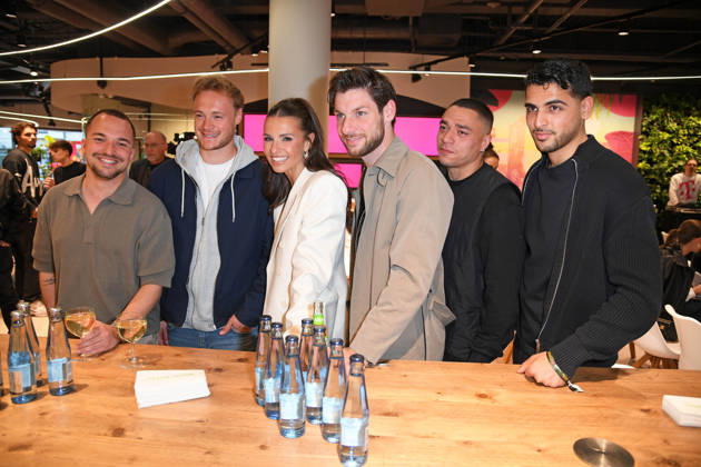 Laura Wontorra, Wontorriors FC beim Wontorras World Cup - Vater. Tochter. WM Premieren-Screening im Telekom Flagship Store Hamburg-Altstadt in Hamburg am 12.05.2026