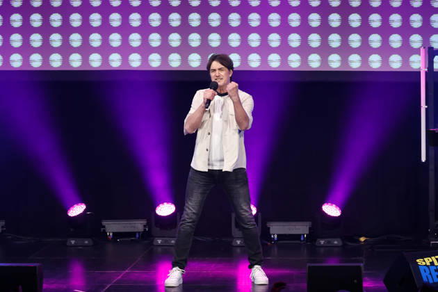 Comedian Matze Knop beim Tour-Auftakt zu seinem neuen Programm Spitzenreiter - Wo wir sind ist vorne im Gloria Theater in Köln. Köln, 12.05.2026 NRW Deutschland Copyright: xChristophxHardtx