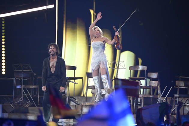 VIENNA, AUSTRIA 20260512 Linda Lampenius and Pete Parkkonen representing Finland with the entry Liekinheitin during the semi-final 1 of the 70th edition of the Eurovision Song Contest ESC in the Wiener Stadthalle in Vienna, Austria, Tuesday, May 12, 2026 VIENNA AUSTRIA x10070x  Copyright: xJessicaxGow TTx EUROVISION 2026 SEMIFINAL 1 FxRNbb_3buc