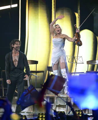 VIENNA, AUSTRIA 20260512 Pete Parkkonen and Linda Lampenius representing Finland with the song Liekinheitin during semi final 1 of the 70th edition of the Eurovision Song Contest ESC at the Wiener Stadthalle in Vienna, Austria, Tuesday, May 12, 2026 VIENNA AUSTRIA x10070x  Copyright: xJessicaxGow TTx EUROVISION SONG CONTEST 2026 SEMI-FINAL 1 TLUVgpFVpT0