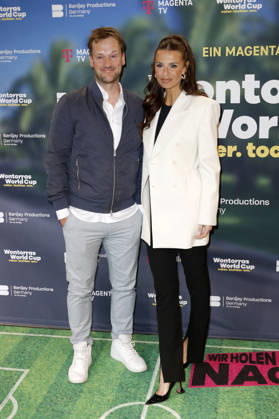 Marc Schlömer und Laura Wontorra beim Premieren-Screening der Magenta TV Doku-Serie Wontorras World Cup - Vater. Tochter. WM. im Telekom Flagship Store. Hamburg, 12.05.2026