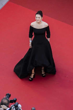 Gong Li Montée des marches du film La vénus électrique pour la cérémonie douverture du 79ème Festival International du Film de Cannes, le 12 mai 2026 Camilla Canalini Bestimage Red carpet for The electric kiss during the 79th Cannes International Film Festival Opening ceremony on May 12, 2026 Cannes France  Copyright: xCamillaxCanalinix xBestimagexCamillaxCanalinix xBestimagex