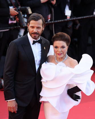 Laurent Lafitte et Joan Collins Montée des marches du film La vénus électrique pour la cérémonie douverture du 79ème Festival International du Film de Cannes, le 12 mai 2026 Jacovides Moreau Bestimage Red carpet for The electric kiss during the 79th Cannes International Film Festival Opening ceremony on May 12, 2026 Cannes France  Copyright: xJACOVIDES-MOREAUx xBESTIMAGExJACOVIDES-MOREAUx xBESTIMAGEx
