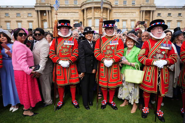 Royal Garden Party hosted by King Charles and Queen Camilla at Buckingham Palace, London, UK, 12 May 2026 Yeomen of the Guard and guests during a Royal Garden Party at Buckingham Palace, London, to celebrate frontline workers from across the United Kingdom and recognise the dedication and contribution of those who serve their communities through volunteering, supporting charitable causes and working for emergency services. Picture date: Tuesday May 12, 2026., Credit:Aaron Chown PA ROTA - B68 Avalon UK, London  Copyright: xAaronxChownx xPAxROTAx-xB68x xAvalonx 1098387565