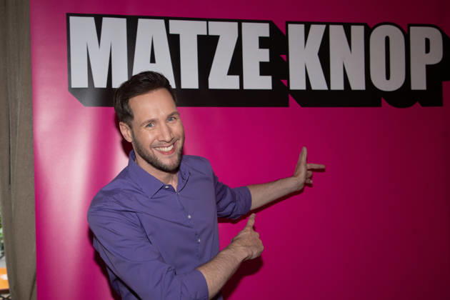 Sven KROLL, Moderator, Roter Teppich, Red Carpet Show, Ankunft, arrival, Start der neuen Buehnenshow von Matze Knop: ,,Spitzenreiter - wo wir sind ist vorne!,, im Gloria in Koeln, 12.05.2026.