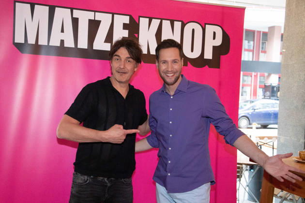 v.l. Matze KNOP, Comedian, Sven KROLL, Moderator, Roter Teppich, Red Carpet Show, Ankunft, arrival, Start der neuen Buehnenshow von Matze Knop: ,,Spitzenreiter - wo wir sind ist vorne!,, im Gloria in Koeln, 12.05.2026.