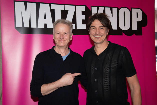 v.l. Ralf GUENTHER, Günther, Produzent, Matze KNOP, Comedian, Roter Teppich, Red Carpet Show, Ankunft, arrival, Start der neuen Buehnenshow von Matze Knop: ,,Spitzenreiter - wo wir sind ist vorne!,, im Gloria in Koeln, 12.05.2026.