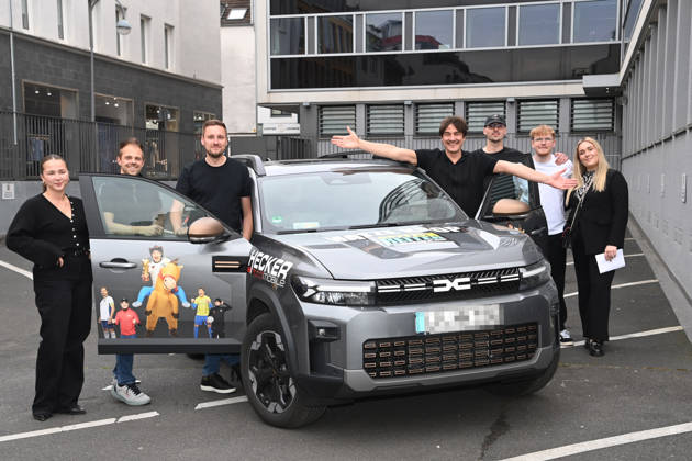Matze KNOP, Comedian, und sein Team mit dem Tourfahrzeug, Start der neuen Buehnenshow von Matze Knop: ,,Spitzenreiter - wo wir sind ist vorne!,, im Gloria in Koeln, 12.05.2026.