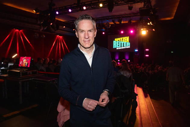 Sven LORIG, Moderator, Roter Teppich, Red Carpet Show, Ankunft, arrival, Start der neuen Buehnenshow von Matze Knop: ,,Spitzenreiter - wo wir sind ist vorne!,, im Gloria in Koeln, 12.05.2026.