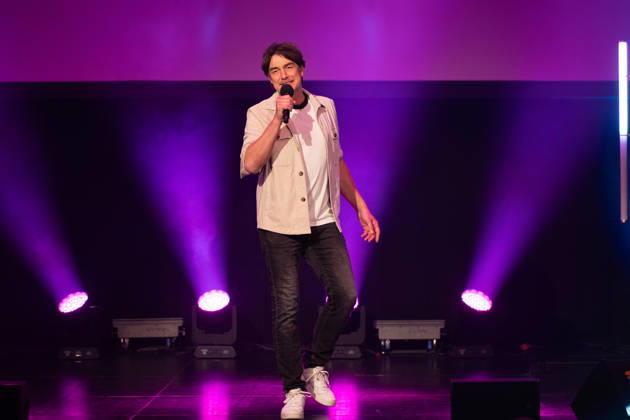 Matze KNOP, Comedian, waehrend seiner Show, Start der neuen Buehnenshow von Matze Knop: ,,Spitzenreiter - wo wir sind ist vorne!,, im Gloria in Koeln, 12.05.2026.