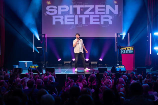Matze KNOP, Comedian, waehrend seiner Show, Start der neuen Buehnenshow von Matze Knop: ,,Spitzenreiter - wo wir sind ist vorne!,, im Gloria in Koeln, 12.05.2026.