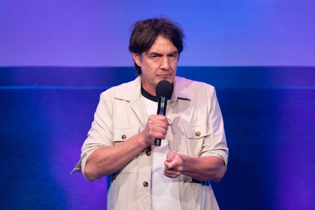 Matze KNOP, Comedian, waehrend seiner Show, Start der neuen Buehnenshow von Matze Knop: ,,Spitzenreiter - wo wir sind ist vorne!,, im Gloria in Koeln, 12.05.2026.