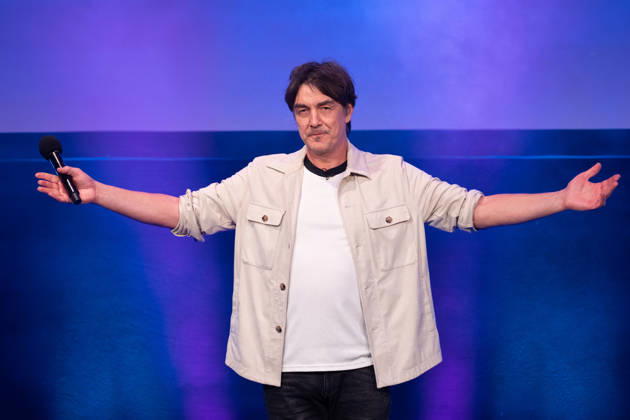 Matze KNOP, Comedian, waehrend seiner Show, Start der neuen Buehnenshow von Matze Knop: ,,Spitzenreiter - wo wir sind ist vorne!,, im Gloria in Koeln, 12.05.2026.