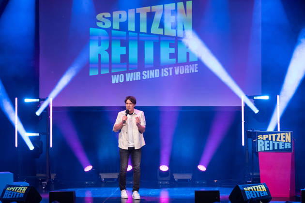 Matze KNOP, Comedian, waehrend seiner Show, Start der neuen Buehnenshow von Matze Knop: ,,Spitzenreiter - wo wir sind ist vorne!,, im Gloria in Koeln, 12.05.2026.