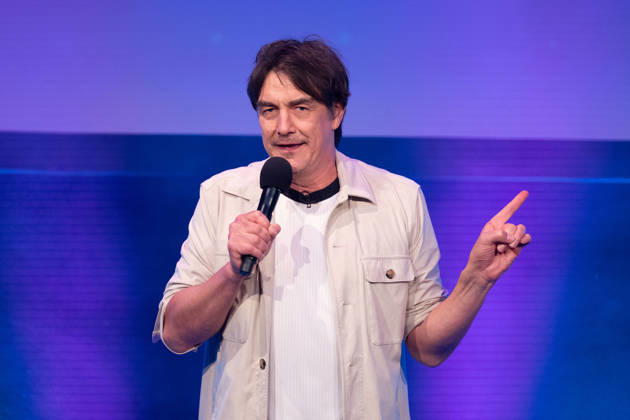 Matze KNOP, Comedian, waehrend seiner Show, Start der neuen Buehnenshow von Matze Knop: ,,Spitzenreiter - wo wir sind ist vorne!,, im Gloria in Koeln, 12.05.2026.