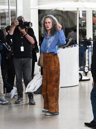 IPA84626191 - Cannes, 79th Cannes Film Festival 2026, giorno 1 - uscite e arrivi vip dagli hotel - Nella foto: Andie MacDowell  Copyright: xSimonexComix xPoolxPhotoxEventsx07x 84626191