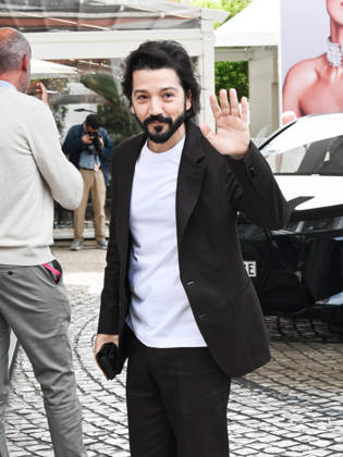 IPA84626522 - Cannes, 79th Cannes Film Festival 2026, giorno 1 - uscite e arrivi vip dagli hotel - Nella foto: Diego Luna  Copyright: xSimonexComix xPoolxPhotoxEventsx07x 84626522