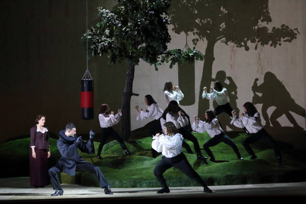 Alma Sade (als Narrator), Rafal Matusiak (als Tutor, Russian Sailor u.a.), Ema Nikolovska (als Orlando), vorn v.l., sowie Ensemble während der Fotoprobe für Orlando in der Komischen Oper im Schillertheater in Berlin, 12. Mai 2026. Eine fiktive musikalische Biografie von Olga Neuwirth. Nach dem gleichnamigen Roman von Virginia Woolf. Musikalische Leitung Johannes Kalitzke. Inszenierung Ewelina Marciniak. Bühne Mirek Kaczmarek. Kostüme Julia Kornacka. Premiere ist am 16. Mai 2026. Komische Oper Berlin Orlando