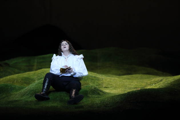 Ema Nikolovska (als Orlando) während der Fotoprobe für Orlando in der Komischen Oper im Schillertheater in Berlin, 12. Mai 2026. Eine fiktive musikalische Biografie von Olga Neuwirth. Nach dem gleichnamigen Roman von Virginia Woolf. Musikalische Leitung Johannes Kalitzke. Inszenierung Ewelina Marciniak. Bühne Mirek Kaczmarek. Kostüme Julia Kornacka. Premiere ist am 16. Mai 2026. Komische Oper Berlin Orlando