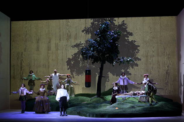 Ema Nikolovska (vorn halblinks als Orlando) und Ensemble während der Fotoprobe für Orlando in der Komischen Oper im Schillertheater in Berlin, 12. Mai 2026. Eine fiktive musikalische Biografie von Olga Neuwirth. Nach dem gleichnamigen Roman von Virginia Woolf. Musikalische Leitung Johannes Kalitzke. Inszenierung Ewelina Marciniak. Bühne Mirek Kaczmarek. Kostüme Julia Kornacka. Premiere ist am 16. Mai 2026. Komische Oper Berlin Orlando