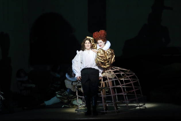 Ema Nikolovska (als Orlando) und Karolina Gumos (als Queen, Purity u.a.), v.l., während der Fotoprobe für Orlando in der Komischen Oper im Schillertheater in Berlin, 12. Mai 2026. Eine fiktive musikalische Biografie von Olga Neuwirth. Nach dem gleichnamigen Roman von Virginia Woolf. Musikalische Leitung Johannes Kalitzke. Inszenierung Ewelina Marciniak. Bühne Mirek Kaczmarek. Kostüme Julia Kornacka. Premiere ist am 16. Mai 2026. Komische Oper Berlin Orlando