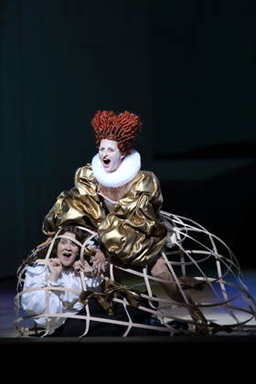 Ema Nikolovska (als Orlando) und Karolina Gumos (als Queen, Purity u.a.), v.l., während der Fotoprobe für Orlando in der Komischen Oper im Schillertheater in Berlin, 12. Mai 2026. Eine fiktive musikalische Biografie von Olga Neuwirth. Nach dem gleichnamigen Roman von Virginia Woolf. Musikalische Leitung Johannes Kalitzke. Inszenierung Ewelina Marciniak. Bühne Mirek Kaczmarek. Kostüme Julia Kornacka. Premiere ist am 16. Mai 2026. Komische Oper Berlin Orlando