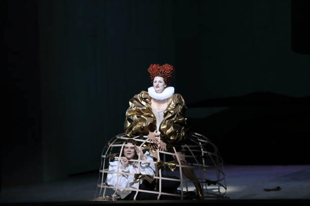 Ema Nikolovska (als Orlando) und Karolina Gumos (als Queen, Purity u.a.), v.l., während der Fotoprobe für Orlando in der Komischen Oper im Schillertheater in Berlin, 12. Mai 2026. Eine fiktive musikalische Biografie von Olga Neuwirth. Nach dem gleichnamigen Roman von Virginia Woolf. Musikalische Leitung Johannes Kalitzke. Inszenierung Ewelina Marciniak. Bühne Mirek Kaczmarek. Kostüme Julia Kornacka. Premiere ist am 16. Mai 2026. Komische Oper Berlin Orlando
