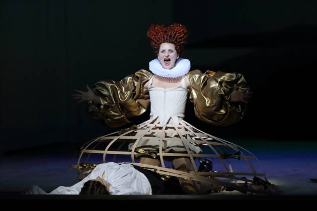 Ema Nikolovska (als Orlando) und Karolina Gumos (als Queen, Purity u.a.), v.l., während der Fotoprobe für Orlando in der Komischen Oper im Schillertheater in Berlin, 12. Mai 2026. Eine fiktive musikalische Biografie von Olga Neuwirth. Nach dem gleichnamigen Roman von Virginia Woolf. Musikalische Leitung Johannes Kalitzke. Inszenierung Ewelina Marciniak. Bühne Mirek Kaczmarek. Kostüme Julia Kornacka. Premiere ist am 16. Mai 2026. Komische Oper Berlin Orlando