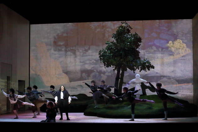 Ema Nikolovska (halblinks als Orlando) und Ensemble während der Fotoprobe für Orlando in der Komischen Oper im Schillertheater in Berlin, 12. Mai 2026. Eine fiktive musikalische Biografie von Olga Neuwirth. Nach dem gleichnamigen Roman von Virginia Woolf. Musikalische Leitung Johannes Kalitzke. Inszenierung Ewelina Marciniak. Bühne Mirek Kaczmarek. Kostüme Julia Kornacka. Premiere ist am 16. Mai 2026. Komische Oper Berlin Orlando