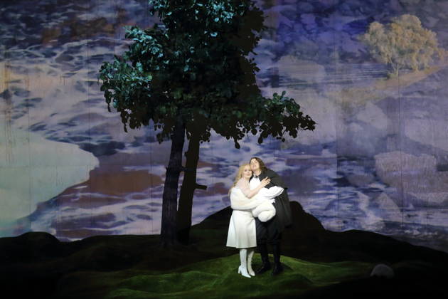 Anna Nekhames (als Sasha, Chastity) und Ema Nikolovska (als Orlando), v.l., während der Fotoprobe für Orlando in der Komischen Oper im Schillertheater in Berlin, 12. Mai 2026. Eine fiktive musikalische Biografie von Olga Neuwirth. Nach dem gleichnamigen Roman von Virginia Woolf. Musikalische Leitung Johannes Kalitzke. Inszenierung Ewelina Marciniak. Bühne Mirek Kaczmarek. Kostüme Julia Kornacka. Premiere ist am 16. Mai 2026. Komische Oper Berlin Orlando