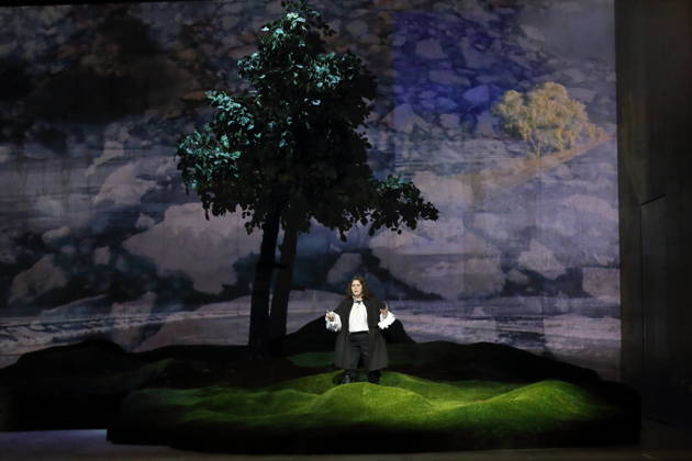 Ema Nikolovska (als Orlando) während der Fotoprobe für Orlando in der Komischen Oper im Schillertheater in Berlin, 12. Mai 2026. Eine fiktive musikalische Biografie von Olga Neuwirth. Nach dem gleichnamigen Roman von Virginia Woolf. Musikalische Leitung Johannes Kalitzke. Inszenierung Ewelina Marciniak. Bühne Mirek Kaczmarek. Kostüme Julia Kornacka. Premiere ist am 16. Mai 2026. Komische Oper Berlin Orlando