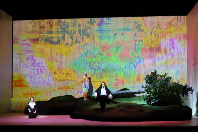 Alma Sade (als Narrator), Eric Jurenas (als Guardian Angel) und Ema Nikolovska (als Orlando), v.l., während der Fotoprobe für Orlando in der Komischen Oper im Schillertheater in Berlin, 12. Mai 2026. Eine fiktive musikalische Biografie von Olga Neuwirth. Nach dem gleichnamigen Roman von Virginia Woolf. Musikalische Leitung Johannes Kalitzke. Inszenierung Ewelina Marciniak. Bühne Mirek Kaczmarek. Kostüme Julia Kornacka. Premiere ist am 16. Mai 2026. Komische Oper Berlin Orlando