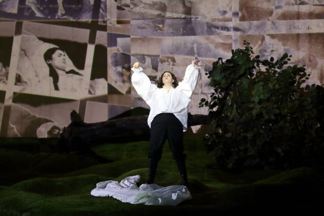 Ema Nikolovska (als Orlando) während der Fotoprobe für Orlando in der Komischen Oper im Schillertheater in Berlin, 12. Mai 2026. Eine fiktive musikalische Biografie von Olga Neuwirth. Nach dem gleichnamigen Roman von Virginia Woolf. Musikalische Leitung Johannes Kalitzke. Inszenierung Ewelina Marciniak. Bühne Mirek Kaczmarek. Kostüme Julia Kornacka. Premiere ist am 16. Mai 2026. Komische Oper Berlin Orlando