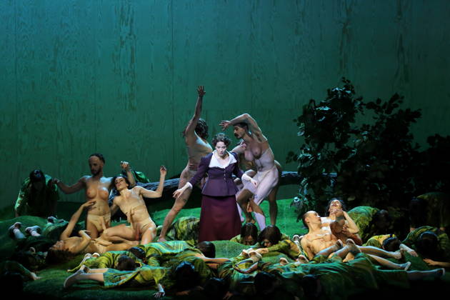 Alma Sade (mittig als Narrator) und Ensemble während der Fotoprobe für Orlando in der Komischen Oper im Schillertheater in Berlin, 12. Mai 2026. Eine fiktive musikalische Biografie von Olga Neuwirth. Nach dem gleichnamigen Roman von Virginia Woolf. Musikalische Leitung Johannes Kalitzke. Inszenierung Ewelina Marciniak. Bühne Mirek Kaczmarek. Kostüme Julia Kornacka. Premiere ist am 16. Mai 2026. Komische Oper Berlin Orlando