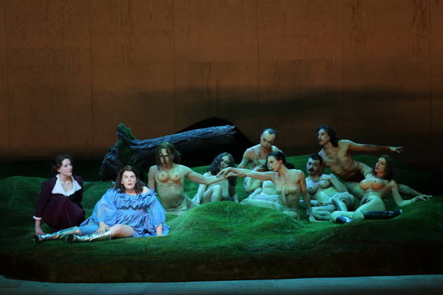 Alma Sade (als Narrator) und Ema Nikolovska (als Orlando), v.l., sowie Ensemble während der Fotoprobe für Orlando in der Komischen Oper im Schillertheater in Berlin, 12. Mai 2026. Eine fiktive musikalische Biografie von Olga Neuwirth. Nach dem gleichnamigen Roman von Virginia Woolf. Musikalische Leitung Johannes Kalitzke. Inszenierung Ewelina Marciniak. Bühne Mirek Kaczmarek. Kostüme Julia Kornacka. Premiere ist am 16. Mai 2026. Komische Oper Berlin Orlando
