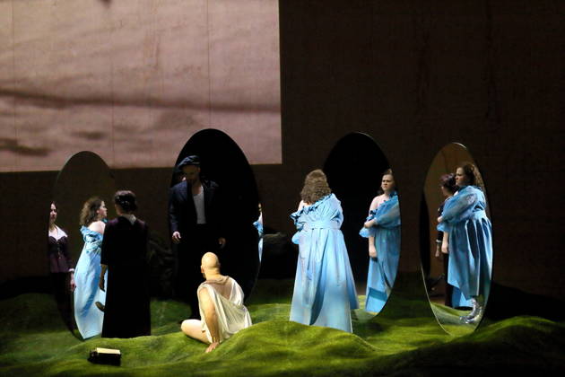 Ema Nikolovska (mittig als Orlando) und Ensemble während der Fotoprobe für Orlando in der Komischen Oper im Schillertheater in Berlin, 12. Mai 2026. Eine fiktive musikalische Biografie von Olga Neuwirth. Nach dem gleichnamigen Roman von Virginia Woolf. Musikalische Leitung Johannes Kalitzke. Inszenierung Ewelina Marciniak. Bühne Mirek Kaczmarek. Kostüme Julia Kornacka. Premiere ist am 16. Mai 2026. Komische Oper Berlin Orlando