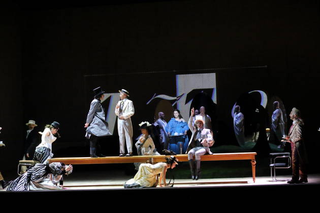 Ema Nikolovska (hinten mittig als Orlando) und Ensemble während der Fotoprobe für Orlando in der Komischen Oper im Schillertheater in Berlin, 12. Mai 2026. Eine fiktive musikalische Biografie von Olga Neuwirth. Nach dem gleichnamigen Roman von Virginia Woolf. Musikalische Leitung Johannes Kalitzke. Inszenierung Ewelina Marciniak. Bühne Mirek Kaczmarek. Kostüme Julia Kornacka. Premiere ist am 16. Mai 2026. Komische Oper Berlin Orlando