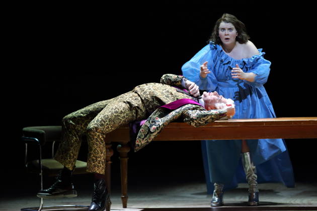 Tom Erik Lie (als Pope u.a.) und Ema Nikolovska (als Orlando) während der Fotoprobe für Orlando in der Komischen Oper im Schillertheater in Berlin, 12. Mai 2026. Eine fiktive musikalische Biografie von Olga Neuwirth. Nach dem gleichnamigen Roman von Virginia Woolf. Musikalische Leitung Johannes Kalitzke. Inszenierung Ewelina Marciniak. Bühne Mirek Kaczmarek. Kostüme Julia Kornacka. Premiere ist am 16. Mai 2026. Komische Oper Berlin Orlando