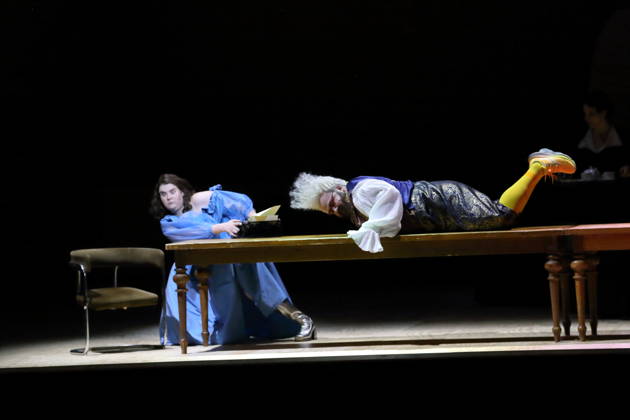 Ema Nikolovska (als Orlando) und Stephanos Tsirakoglou (als Duke u.a.) während der Fotoprobe für Orlando in der Komischen Oper im Schillertheater in Berlin, 12. Mai 2026. Eine fiktive musikalische Biografie von Olga Neuwirth. Nach dem gleichnamigen Roman von Virginia Woolf. Musikalische Leitung Johannes Kalitzke. Inszenierung Ewelina Marciniak. Bühne Mirek Kaczmarek. Kostüme Julia Kornacka. Premiere ist am 16. Mai 2026. Komische Oper Berlin Orlando